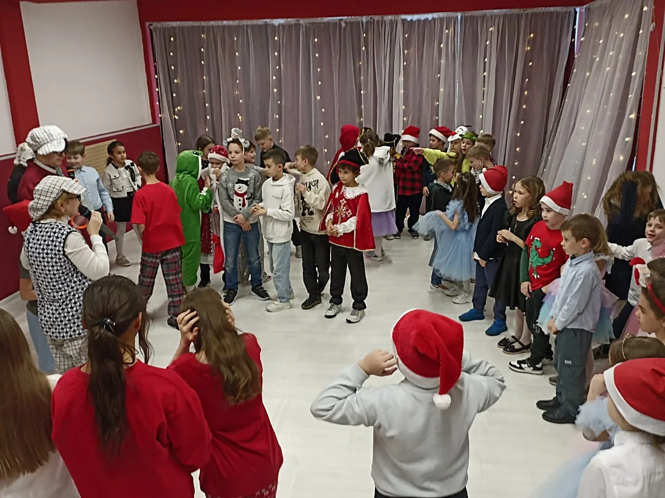 К нам на ёлку ой,ой, ой, дед Мороз пришел живой!