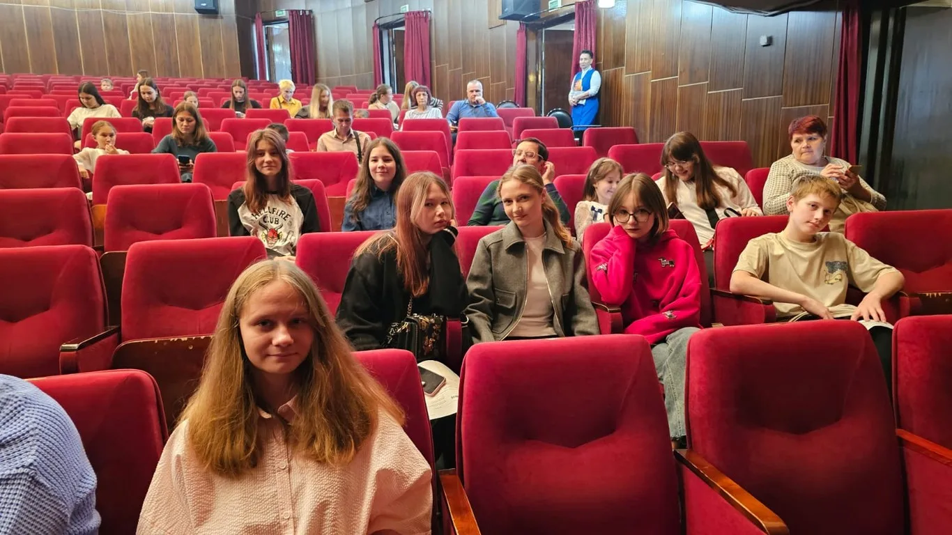 4 октября 7А и 7В на премьере спектакля  " Вернуть нельзя потерять"