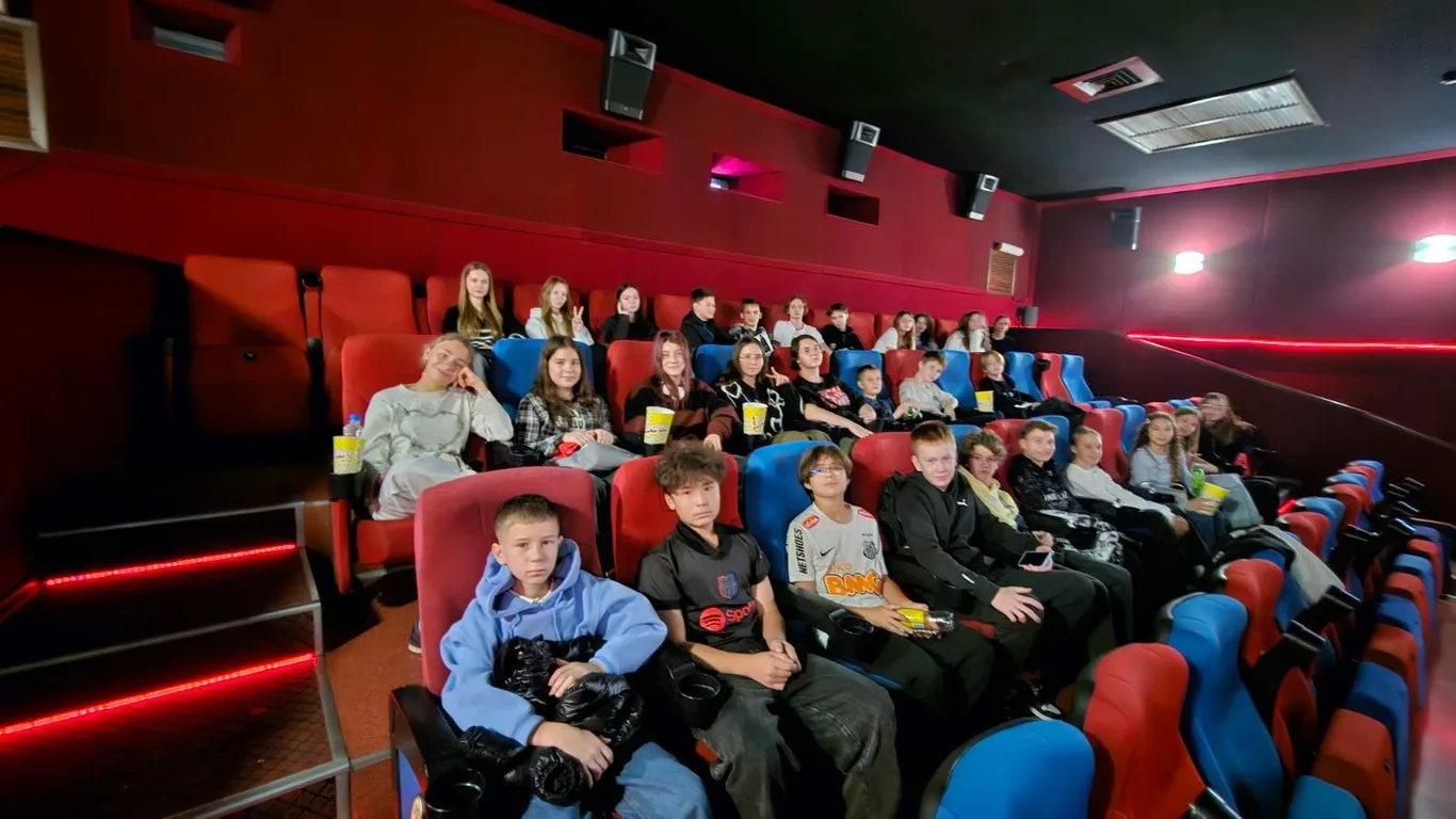 7 классы смотрели фильм "Горыныч" в кинотеатре Родина