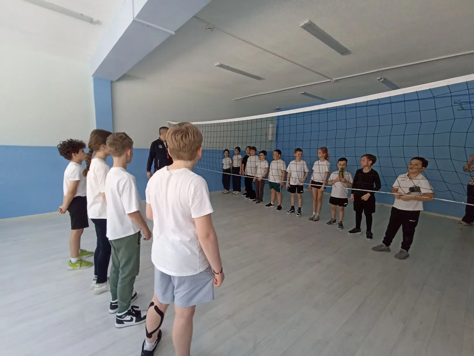 В начальной школе прогремел турнир по пионерболу.