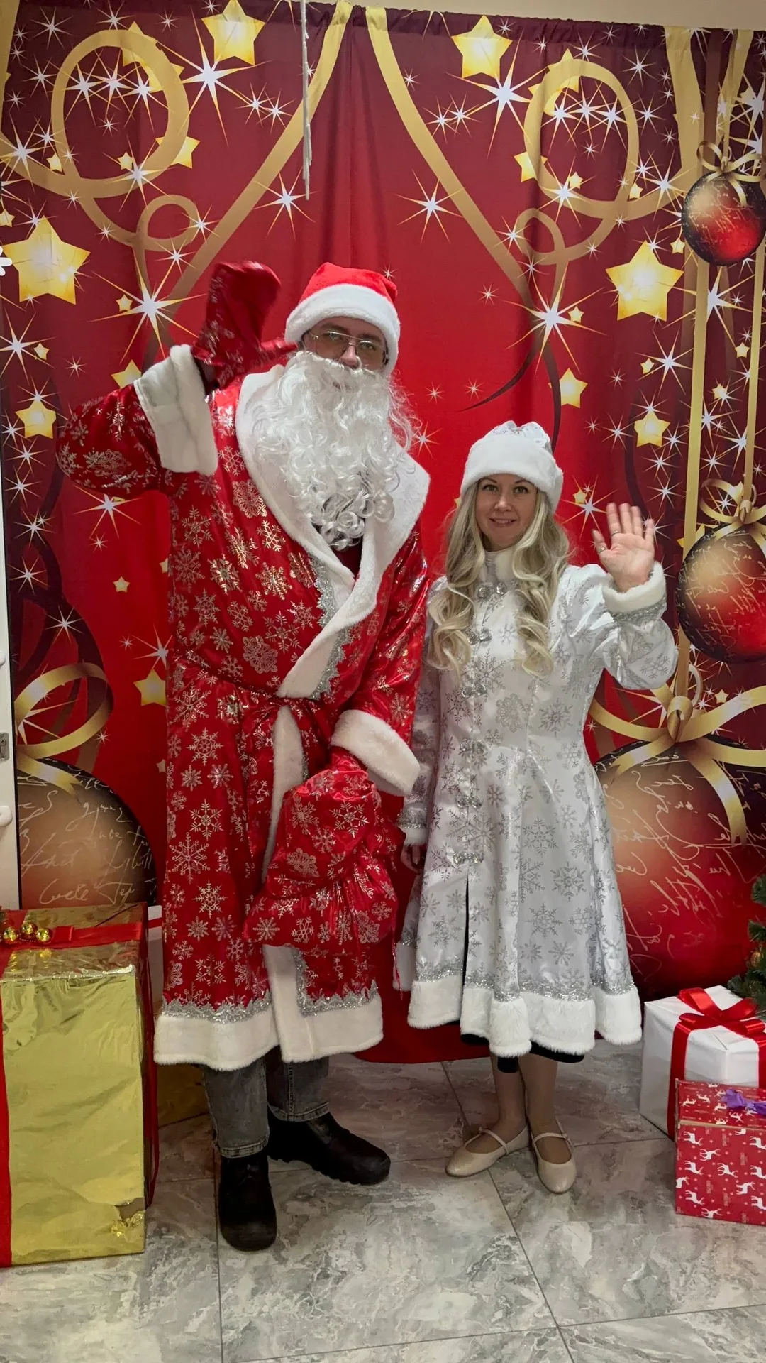 Дед Мороз и Снегурочка поздравили наших учеников с Новым годом!